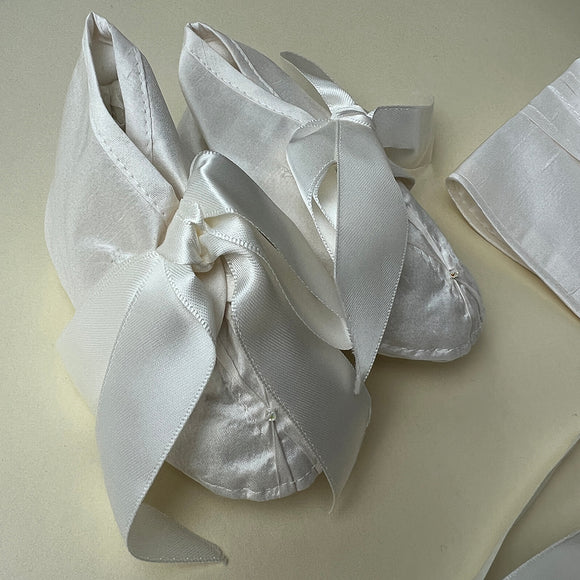 DE4218 Delicate Elegance Christening Gown Shoes