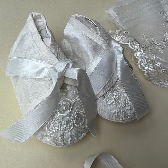 DE4219_01 Delicate Elegance Christening Gown Shoes