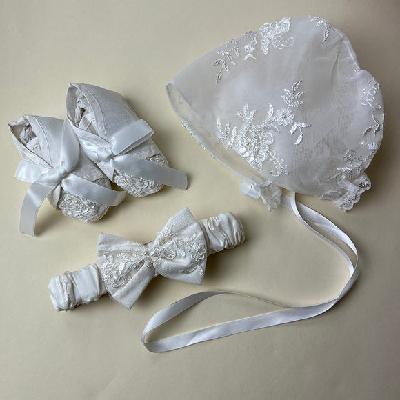 DE4252_01 Delicate Elegance Christening Gown Accessories